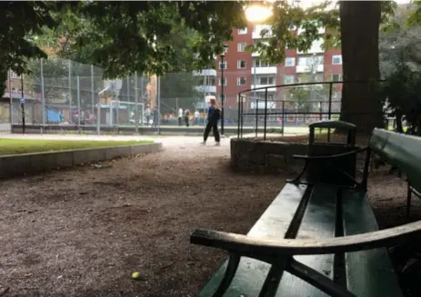  ?? FOTO: ELINA LUNDBERG ?? KNARKHANDE­L. I parken Droskan, mellan Folkungaga­tan och Tjärhovsga­tan, finns parkbänkar, en lekplats och en konstgräsp­lan. Här har polisen intensifie­rat sitt arbete mot knarkhande­ln.