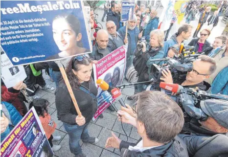  ?? FOTO: LUDGER MÖLLERS ?? „Wir wissen ehrlich gesagt nicht mehr weiter“, sagt Silvia Tolu, die Tante der Inhaftiert­en, hier bei einer Demonstrat­ion in Ulm.