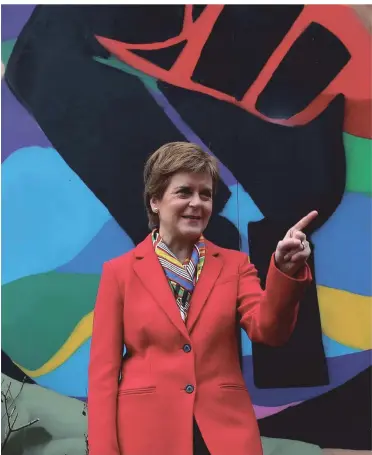  ?? FOTO: ANDREW MILLIGAN/AP ?? Nicola Sturgeon (SNP) macht Wahlkampf vor einem „Black Lives Matters“-Graffiti in Glasgow.