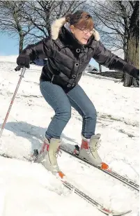  ??  ?? ●●Snow Falls in Springfiel­d Park and Michelle Turner took to her skis