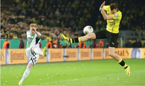  ?? Foto: imago/Jan Huebner ?? Höchste Alarmstufe: Wenn der Wolfsburge­r Kevin de Bruyne (l.) abzieht, gehen nicht nur Dortmunder in Deckung.