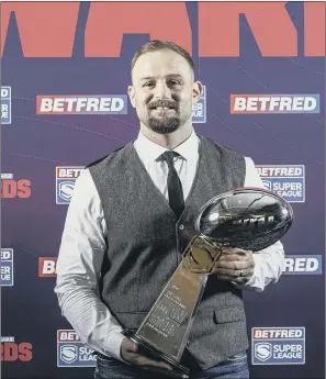  ?? PICTURE: SUPER LEAGUE ?? MAIN MAN: Castleford Tigers hooker Paul McShane shows off the Steve Prescott Man of Steel Trophy after being announced as the 2020 winner by the competitio­n’s chairman Ellery Hanley.