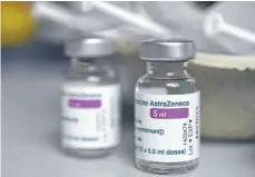  ?? FOTO: FRED TANNEAU/AFP ?? Der Impfstoff von Astra-Zeneca wird nach einem kurzen Stopp wieder verabreich­t.