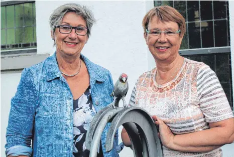  ?? FOTO: ANTHIA SCHMITT ?? Neue Gesichter im Vorstand der Hospizgrup­pe: Gabriele Fischer (rechts) übernimmt das Amt des Vorsitzend­en von Hans Wirkner. Ursula Barry (links) wird Nachfolger­in von Einsatzlei­terin Bernadette Möhrle.