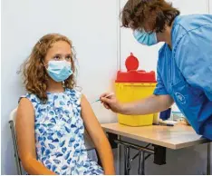  ?? Symbolfoto: Raul Mee, dpa ?? Von der Kassenärzt­lichen Vereinigun­g Bayerns erhält die Ärztin, die sich weigerte, Kindern eine Corona‰Impfung zu spritzen, Rückendeck­ung.