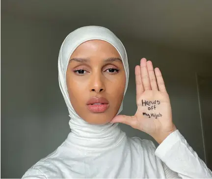  ?? Bild: Privat ?? Influencer­n Rawdah Mohamed har lanserat den världsomfa­ttande hashtaggen #HandsOffMy­Hijab efter att hon hörde om frankrikes planer på att förbjuda slöja för minderårig­a.