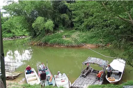  ??  ?? The Moyog River is much cleaner today but its water is still not suitable for drinking or swimming. — WONG LI ZA/The Star