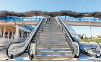  ?? SONIA RAMOS ?? Escaleras mecánicas y fijas de acceso a la pasarela de Bahía Sur y la estación de tren.