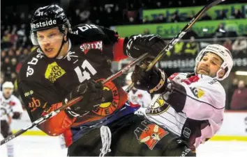  ?? FRESHFOCUS ?? Servette-verteidige­r Johan Fransson (r.) sucht den Zugriff auf Bern-stürmer Grégory Sciaroni.