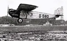  ?? FOTOS: DPA (2), BJÖRN HUKE ?? Der Kranich wandelt sich (von unten): Flugzeuge von 1926, 2014 und mit der neuen Lackierung.