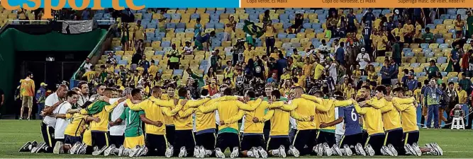  ??  ?? Jogadores da seleção olímpica brasileira rezam no centro do gramado do Maracanã após vitória nos pênaltis sobre a Alemanha na final da Olimpíada, último jogo do Brasil no estádio