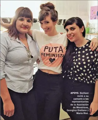  ??  ?? APOYO. Siciliani invitó a su camarín a las representa­ntes de la Asociación de Meretrices, Georgina Orellano y María Riot.