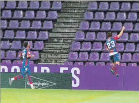  ?? FOTO: EFE ?? Malsa y Coke celebran el 1-3 conseguido por Coke en el José Zorrilla