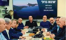  ?? ?? Íránský útok.
(Zleva doprava, shora dolů): Izraelská stíhačka, Íránci v Teheránu oslavují, jednání izraelskéh­o válečného kabinetu, vypuštění íránského dronu a trosky rakety, jež zranily sedmiletou dívku.