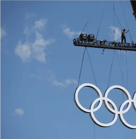  ?? FOTO: AP/JOEL MARKLUND ?? De olympiska ringarna monteras under pågående ungdoms-OS i Buenos Aires.