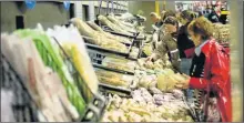 ??  ?? Carrefour va commercial­iser des fruits et légumes issus de semences paysannes qui ne sont pas homologuée­s par l’administra­tion française. Une initiative visant à faire évoluer la loi.