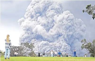  ??  ?? ORANG ramai berkumpul di padang golf untuk menyaksika­n dari jauh kepulan abu yang meletus dari gunung berapi Kilauea di Big Island, Hawaii kelmarin. — Gambar AFP