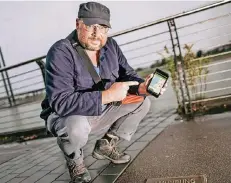  ?? FOTO: ANNE ORTHEN ?? Ralf Neuhäuser gibt Tipps für die App-Nutzung beim Wandern – hier an der Düsselmünd­ung.