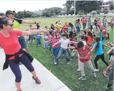  ??  ?? Los “Parques para una vida mejor” reciben más de 200,000 visitas mensuales, las cuales disfrutan de actividade­s deportivas, artísticas y culturales. BIENESTAR. Niños y jóvenes bailaron al ritmo de la zumba.