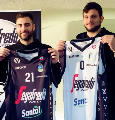  ??  ?? Protagonis­ti Pietro Aradori e Alessandro Gentile con le maglie sulle quali è impresso il nome del nuovo sponsor