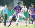  ?? SRENG MENG SRUN ?? Naga’s George Kelechi and Boeung Ket’s Sun Sovannarit­h vie for the ball on Saturday.