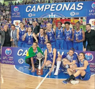  ??  ?? CAMPEONAS. Las jugadoras del Perfumería­s Avenida posan con la Liga, la quinta para Salamanca.