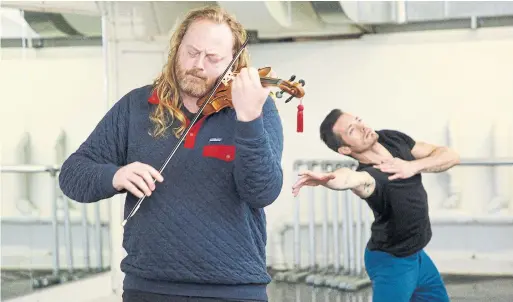  ?? BRUCE ZINGER ?? Violinist Edwin Huizinga and dancer Tyler Gledhill rehearse their collaborat­ion as part of Opera Atelier's The Angel Speaks, which takes place Thursday at the ROM.