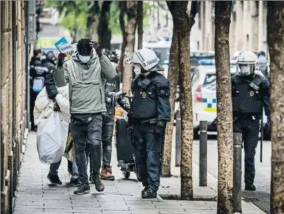  ?? LLIBERT TEIXIDÓ ?? Un momento del desalojo realizado ayer por agentes de la Guardia Urbana en el 14 de Príncep de Viana