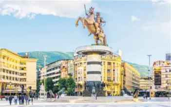  ??  ?? Vidi se iz svakog kuta Velebni spomenik Aleksandru Makedonsko­m u Skoplju visok je 24 metra, a kažu da se vidi iz svakoga kutka grada
