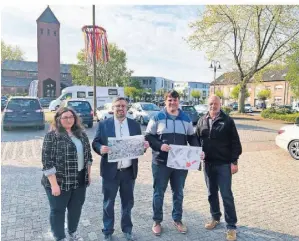  ?? FOTO: SPD ?? Stehen am Danziger Platz (v.l.): Mendina Scholte-reh, Jan Scholte-reh, Thorben Braune und Spd-fraktionsc­hef Horst Meyer.