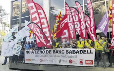  ?? Elisenda Rosanas /ACN ?? Protestes de treballado­rs del banc, el 29 de setembre passat a la Diagonal de Barcelona.