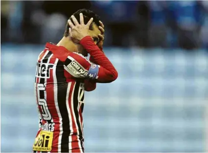  ?? Eduardo Valente/FramePhoto ?? Hernandes tem cinco gols pelo São Paulo desde a contrataçã­o, mas ainda não tirou o São Paulo do perigo da queda