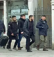  ??  ?? Sotto accusa I quattro giovani a passeggio per Venezia