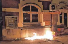  ??  ?? Dieses Foto kursiert im Internet und zeigt die Flammen direkt unter dem Fenster zum Versammlun­gsraum im Moschee-Gebäude.