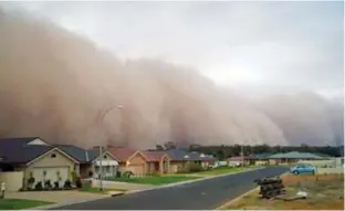  ??  ?? Sandstorm sweeping over a housing estate