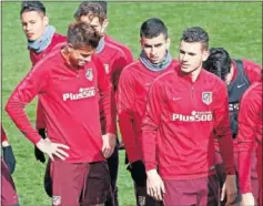  ??  ?? FUTURO. Giménez y Lucas, junto a Correa en un entrenamie­nto.