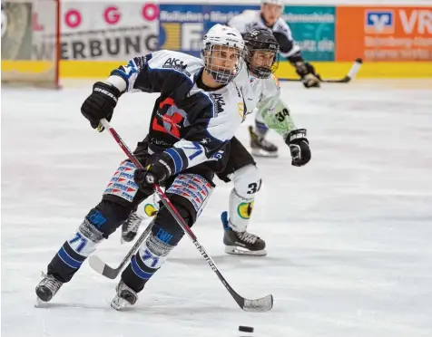  ?? Archivfoto: Julian Leitenstor­fer ?? Sven Gäbelein erzielte in der Saison 2014/15 das erste Tor in der Bayernliga für den HC Landsberg. Er bleibt ein Riverking.