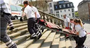  ??  ?? Schweißtre­ibend: Eine -Kilo-Puppe muss die Treppen zur Geraer Salvatorki­rche hinaufgetr­agen werden.