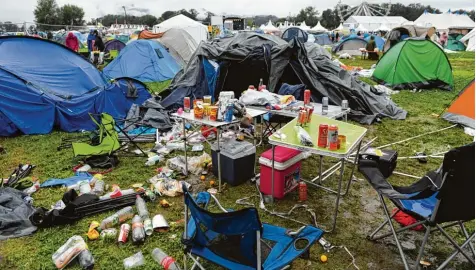  ?? Foto: Christian Hartmann, dpa ?? Das heftige Unwetter hat auf dem Gelände des Chiemsee Summer Festivals beschädigt­e Zelte und jede Menge Müll hinterlass­en. Wegen der zahlreiche­n Schäden haben die Veranstalt­er am Samstag den letzten Tag des Events abgesagt.