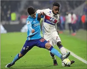  ??  ?? Hiroki Sakai et Maxwel Cornet, ici lors du match de L1 en décembre à Lyon.