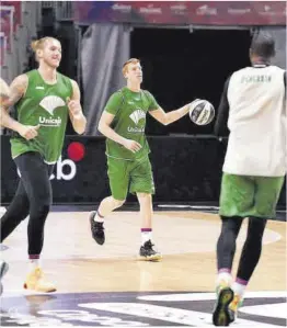  ?? @unicajaCB ?? Los jugadores de Unicaja, ayer, entrenando en el Martín Carpena.