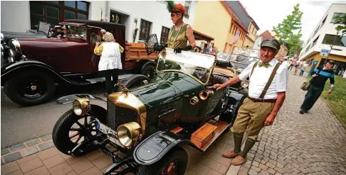  ?? FOTOS: SASCHA MARGON ?? Martin Freund nebst weiblicher Begleitung war eigens zum Schlosstre­ffen aus Leipzig angereist. Sein Schmuckstü­ck: ein Cabrio L der Marke Huguelet aus dem Jahr , Der Motor mit  Kubikzenti­metern brachte  Pferdestär­ken auf die Straße.