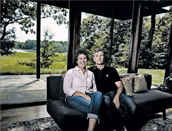  ?? RICHARD TSONG-TAATARII/MINNEAPOLI­S STAR TRIBUNE ?? Homeowners Kathleen and David Daniels like the “clean, edited and restrained” qualities of modern design.