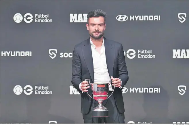  ?? ALEJANDRO GARCÍA/EFE ?? Rubén Albés cuando recibió el trofeo al mejor entrenador de la temporada 2022-23.