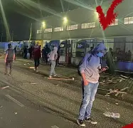  ??  ?? Tavazzano
Nella notte dell’11 giugno, violenti scontri sono avvenuti fuori della Zampieri holding, che lavora per Fedex-Tnt, a Tavazzano con Villavesco (Lodi)