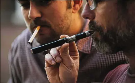  ??  ?? « L’efficacité de l’e-cigarette dans l’arrêt définitif du tabac reste en débat », souligne l’auteure de l’étude.