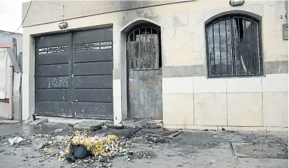  ?? ?? Arrojaron bombas incendiari­as contra una casa vinculada con un asesinado militante político