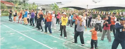  ??  ?? SIHAT: Penduduk berzumba sebagai senaman sebelum aktiviti dimulakan.