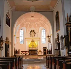  ??  ?? Unter dem barocken Zwiebeltur­m verbirgt sich in Rieden an der Kötz eine einzigar tige Jugendstil­kirche. Ihr Innenraum wurde für eine viertel Million Euro saniert.