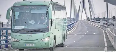  ?? JULIO GONZÁLEZ ?? Un autobús interurban­o circula por el carril adicional del segundo puente.